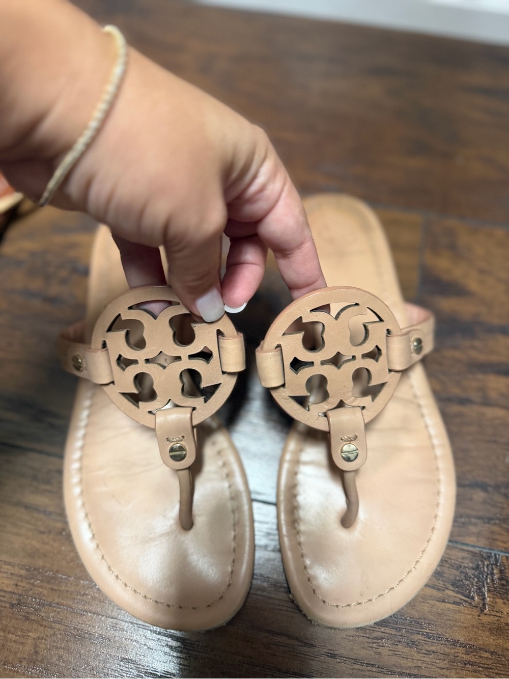 Tory Burch Leather Logo Thong Sandals — Beige